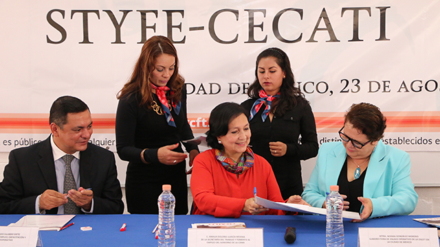 FOTO_AMALIA_GARCIA_MEDINA_Firma de Convenio y Colaboración entre STyFE y CECATI No 13_23082017_PORTADA_02_.bmp