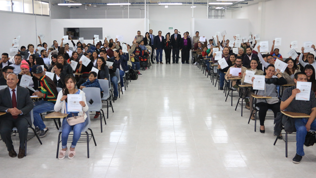 FOTO_AMALIA_GARCIA_MEDINA_Entrega de constancias ICAT_19122017_PORTADA_02_.bmp