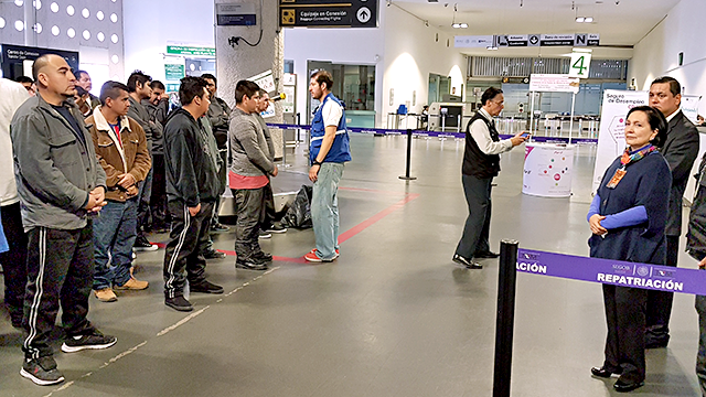 FOTO_AMALIA_GARCIA_MEDINA_Recepcion a los repatriados de los Estados Unidos por deportacion en el Aeropuerto de la Cuidad de Mexico_19012017_PORTADA_02_.bmp