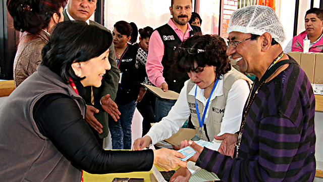 FOTO_AMALIA_GARCIA_MEDINA_Entrega de estimulos economicos a poblacion callejera por capacitacion en panaderia tortilleria y barra de cafe_17012017_PORTADA_02_.bmp