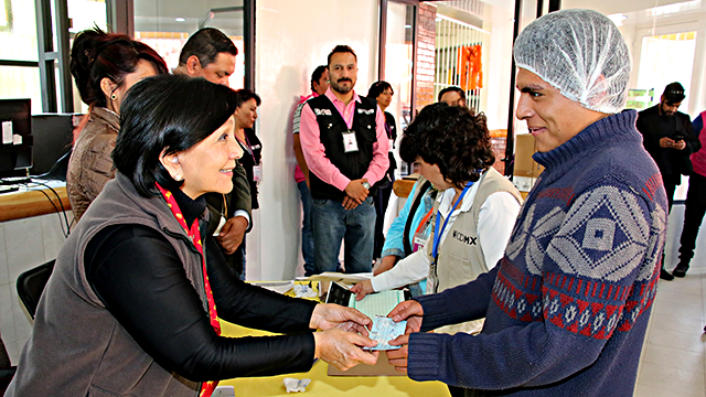 FOTO_AMALIA_GARCIA_MEDINA_Entrega de estimulos economicos a poblacion callejera por capacitacion en panaderia tortilleria y barra de cafe_17012017_GALERIA_04_.bmp