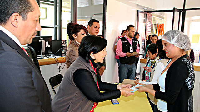 FOTO_AMALIA_GARCIA_MEDINA_Entrega de estimulos economicos a poblacion callejera por capacitacion en panaderia tortilleria y barra de cafe_17012017_GALERIA_05_.bmp
