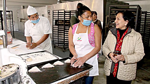 FOTO_AMALIA_GARCIA_MEDINA_Entrega de estimulos economicos a poblacion callejera por capacitacion en panaderia tortilleria y barra de cafe_17012017_GALERIA_07_.bmp