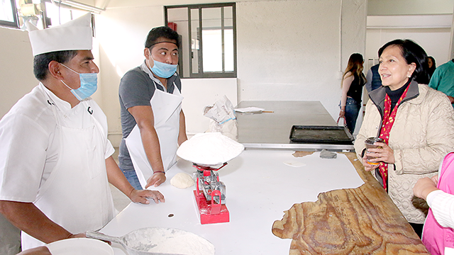 FOTO_AMALIA_GARCIA_MEDINA_Entrega de estimulos economicos a poblacion callejera por capacitacion en panaderia tortilleria y barra de cafe_17012017_GALERIA_08_.bmp