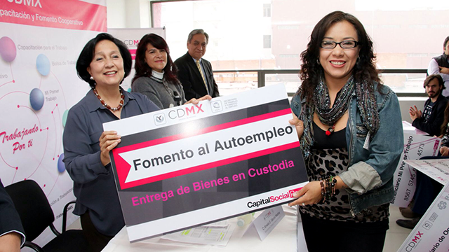 FOTO_AMALIA_GARCIA_MEDINA_Entrega de apoyos Fomento al Autoempleo_02062017_PORTADA_01_.bmp